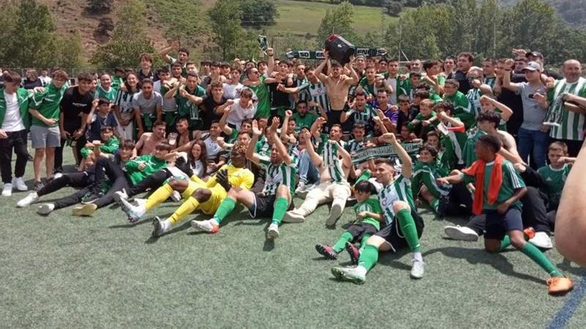 Plantilla y aficionados del Lenense celebran el ascenso a Tercera Federación