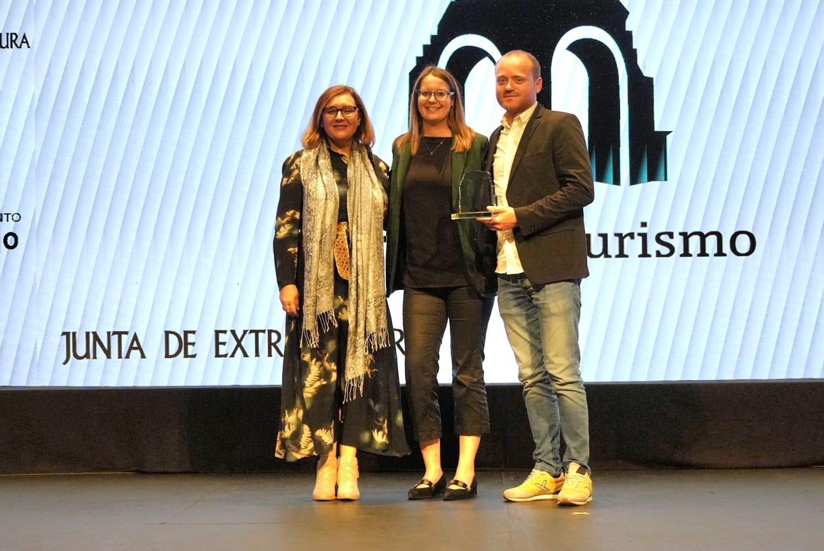 Marisol López del Estal, directora de El Periódico Extremadura y La Crónica de Badajoz, con los propietarios de A Velha Fábrica, Carlos Carrasco y Esher Larrea.