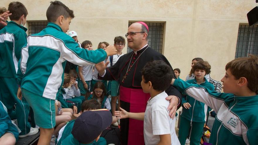 El obispo José Ignacio Munilla recibe a los niños en la Peregrina Escolar de Santa Faz