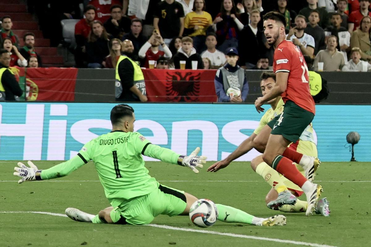Mikel Oyarzabal marca el segundo gol en la final de la Nations League ante Portugal