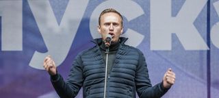 Navalni sale del coma y "responde a estímulos"