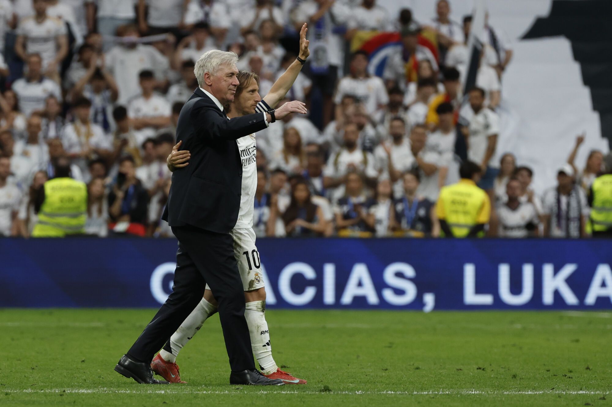 MADRID, 24/05/2025.- El entrenador del Real Madrid, Carlo Ancelotti (i), y el centrocampista croata Luka Modrić (d) reciben un homenaje tras su último partido en el Santiago Bernabéu al término del encuentro de la jornada 38 de LaLiga EA Sports entre Real Madrid y Real Sociedad celebrado este sábado en el estadio Santiago Bernabéu de Madrid. EFE/ J.J.Guillén