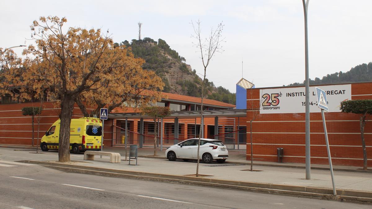 Una ambulància a l'entrada de l'Institut Llobregat de Sallent