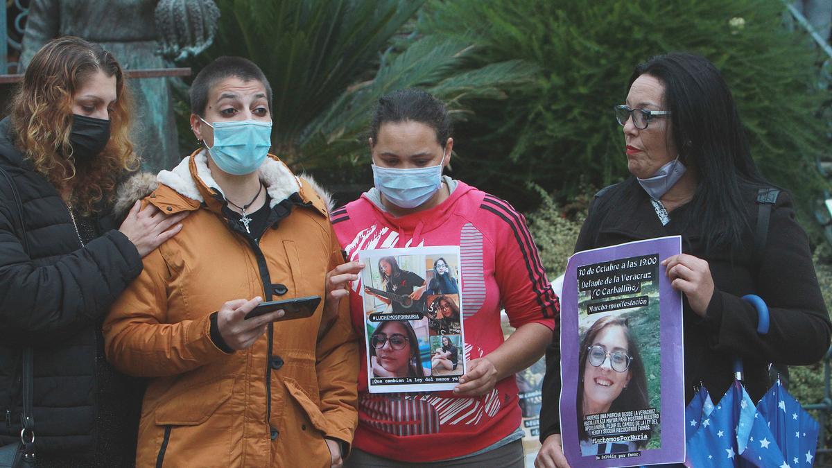 La hermana de la víctima, arropada por otras mujeres durante la lectura del manifiesto. // IÑAKI OSORIO