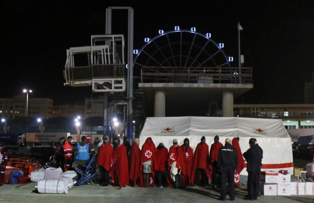 Desembarco en el Puerto de Málaga de los inmigrantes rescatados en una patera.