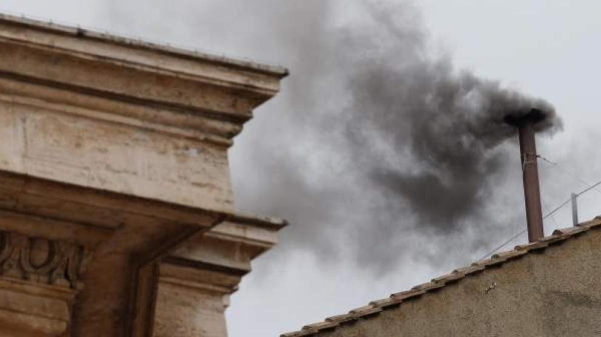 Fumata blanca i fumata negra: ¿com aconsegueix el Vaticà canviar el color del fum per anunciar l’elecció del nou Papa? Fumata blanca i fumata negra: ¿com aconsegueix el Vaticà canviar el color del fum per anunciar l’elecció del nou Papa?