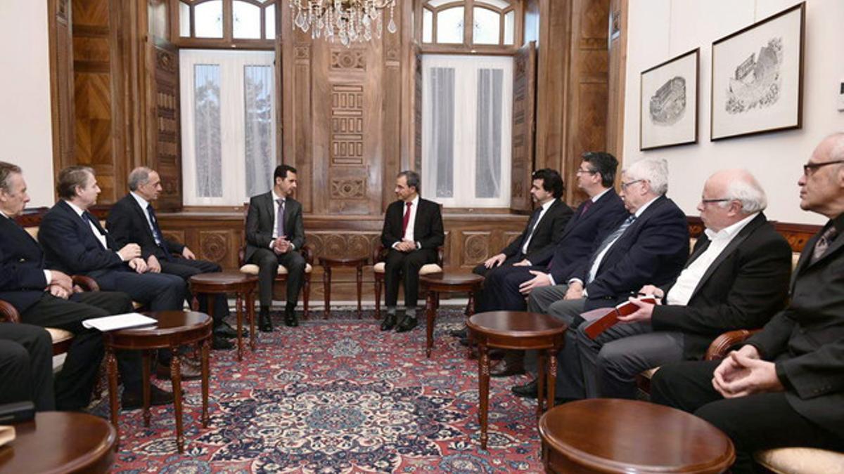 El presidente de Siria, Bashar al Asad, junto a una delegación de diputados franceses, este sábado en Damasco.