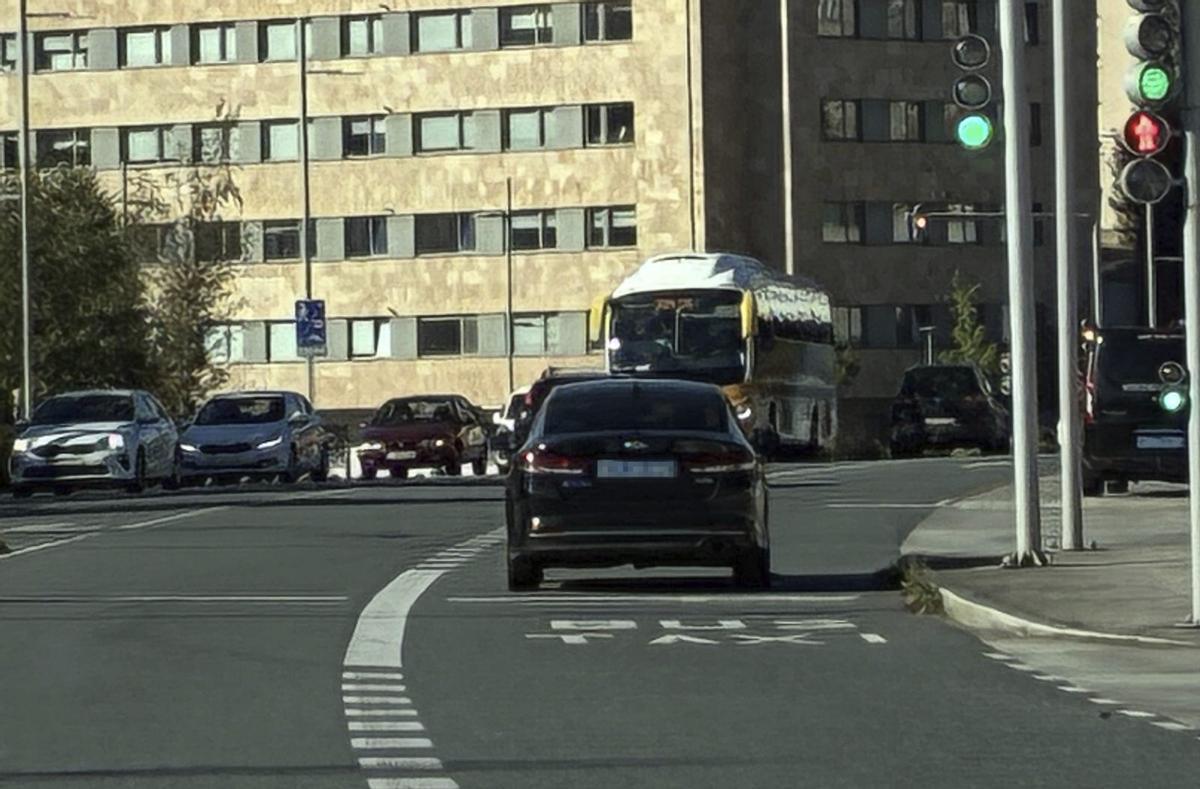 Un VTC en el entorno de la estación intermodal de Santiago de Compostela. |  Jesús Prieto