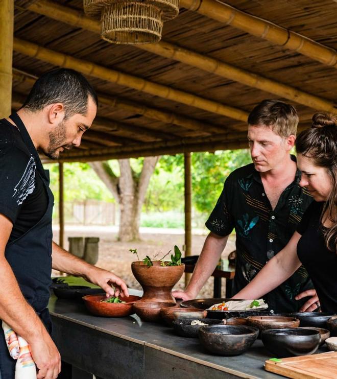 El chef impartiendo una clase de cocina