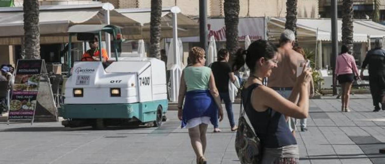 Imagen de una máquina de limpieza en el paseo Juan Aparicio de Torrevieja