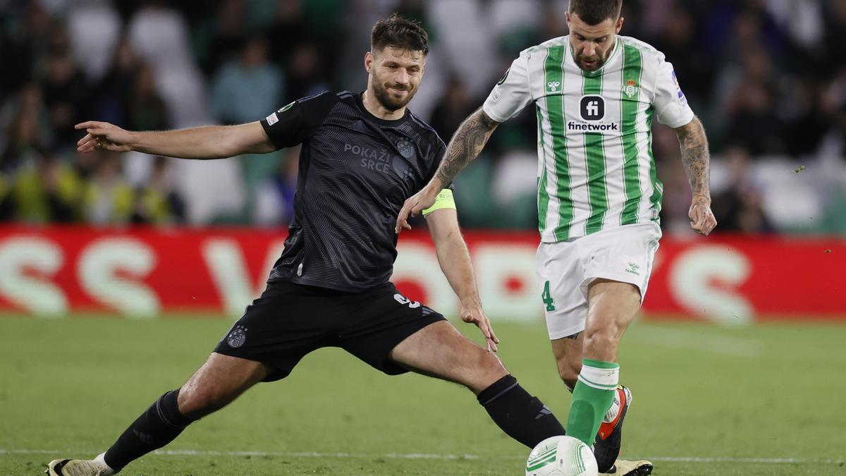 El Betis cae con un gol de penalti del Dinamo y se complica el pase