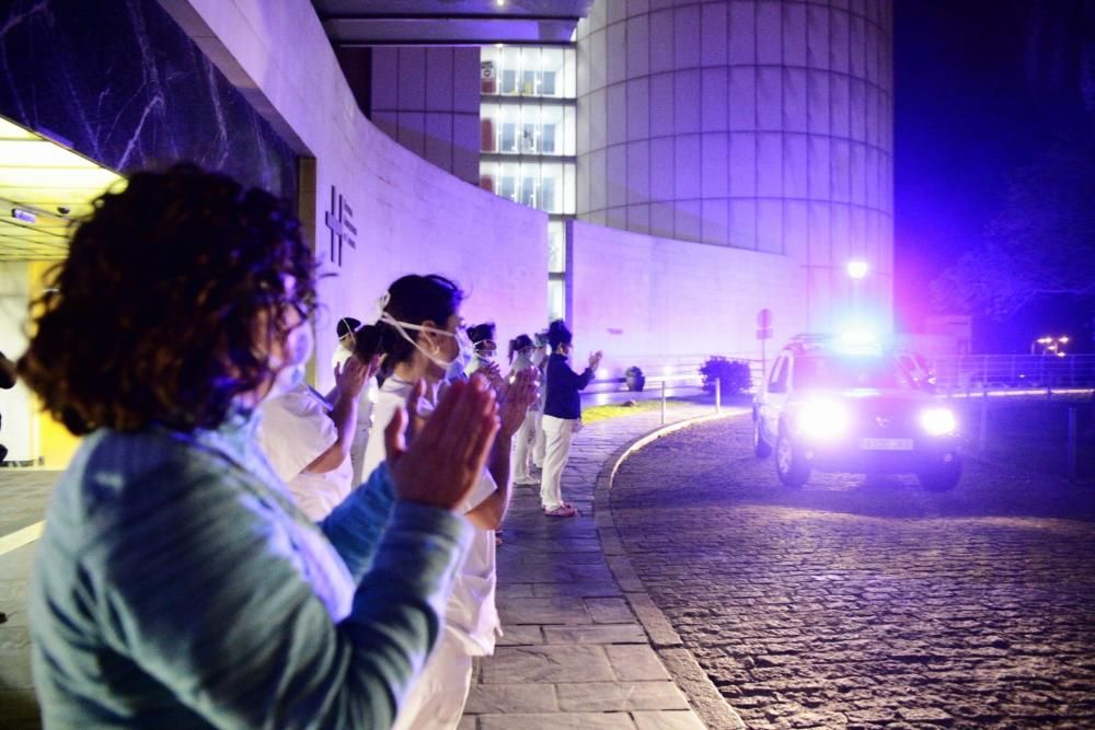 Homenaje a los sanitarios en el HUC por parte de la policía  | 21/03/2020 | Fotógrafo: Delia Padrón