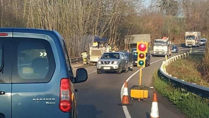 Obras, ayer, en la carretera nacional de Nava a Infiesto.