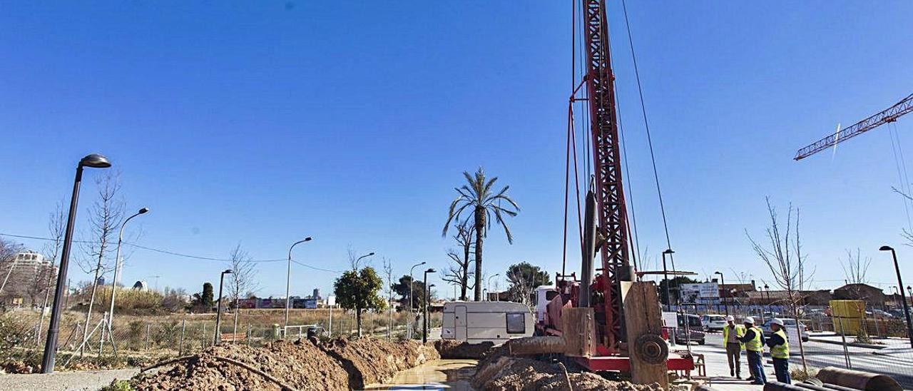 Una foto de la construcción, el año pasado, del pozo de riego situado en la avenida Antonio Ferrandis.