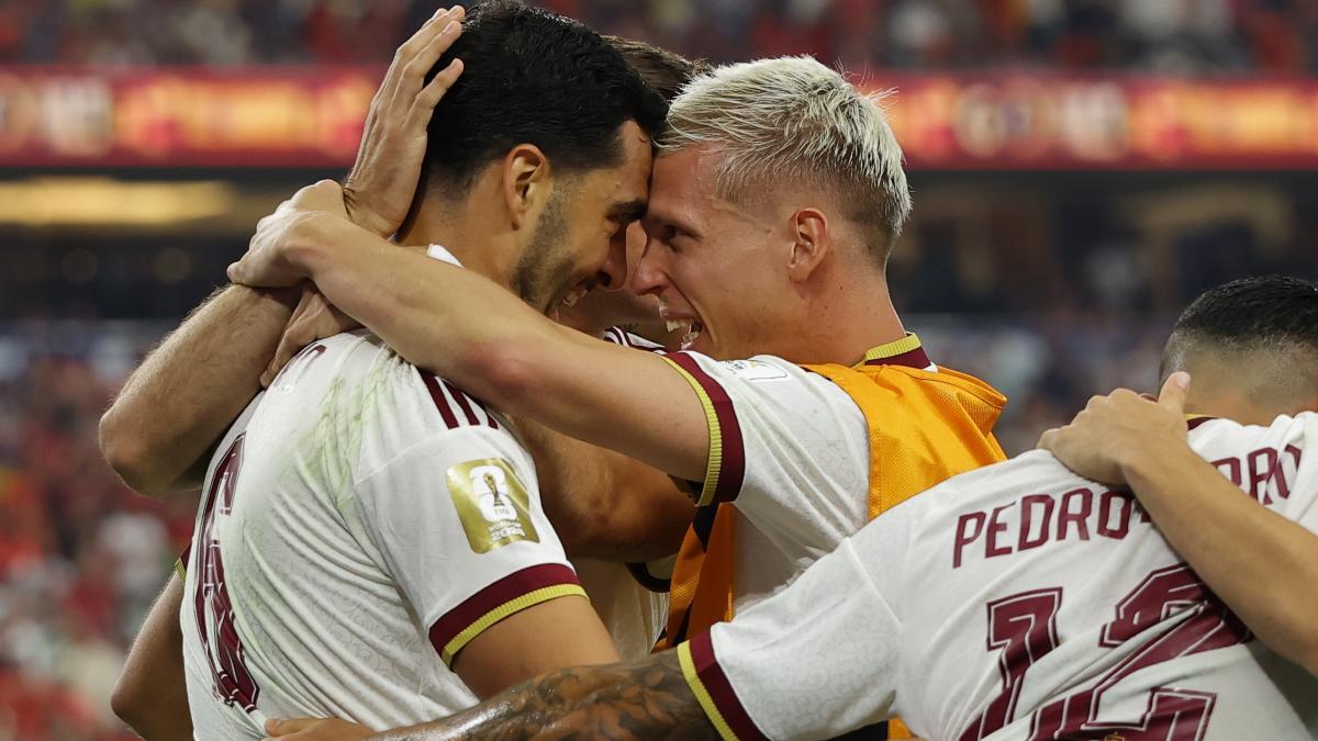 Los jugadores de España celebran el gol de Mikel Merino