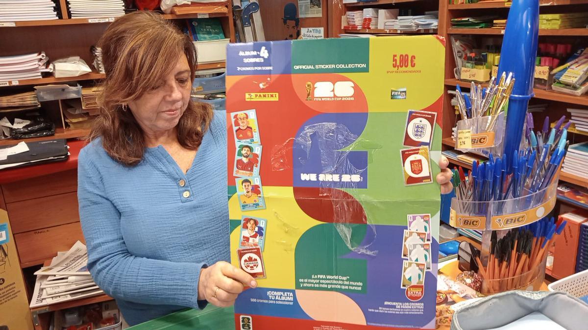Inma, de la histórica Papereria-Llibreria Mas de Gandia, muestra el envoltorio vacío tras vender el álbum y los cromos