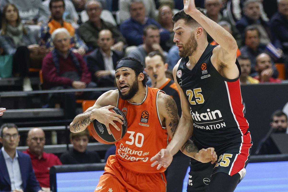 Kassius Robertson en un partido contra el Olympiacos