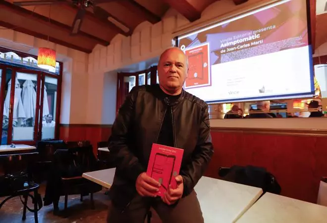 Joan Carles Martí presenta su primer poemario: 'Asimptomàtic'