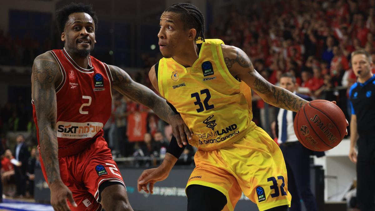 Antonio Blakeney defiende a Joe Thomasson