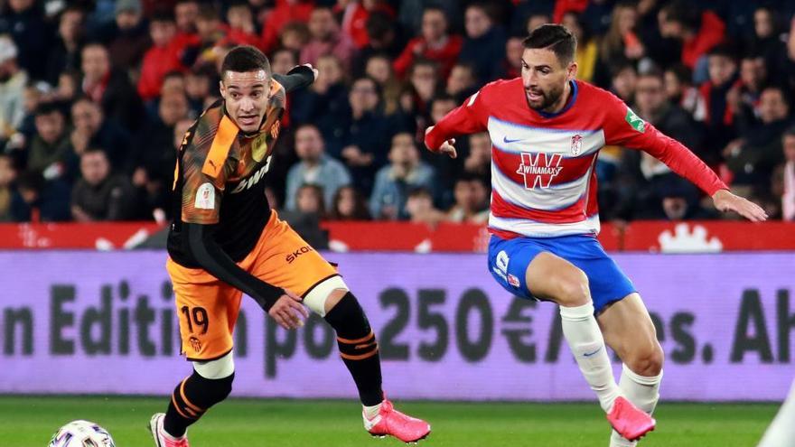 El delantero del Valencia Rodrigo se lleva el balón ante el centrocampista del Granada, Antonio Puertas, durante el partido del martes en Granada.