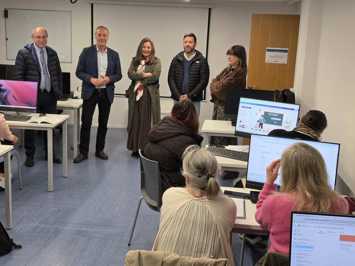El delegado con otras autoridades ante algunos alumnos de Cambados.