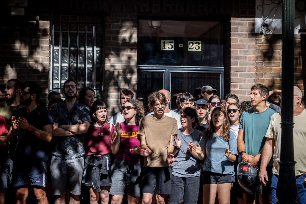 Movilización por el desahucio de Samanta, este lunes en Zaragoza.
