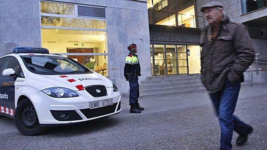 Una patrulla de Mossos davant dels jutjats de Girona.