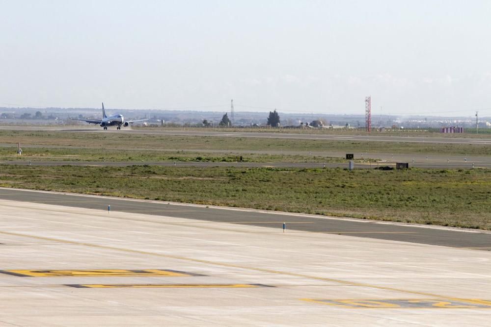 Llegada del primer avión al aeropuerto de Corvera