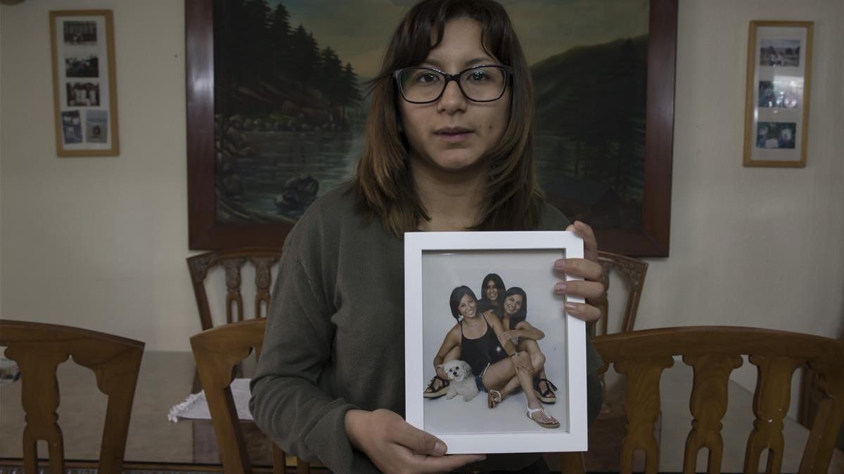 La hermana de Nathaly sujeta un retrato de ambas junto a su hermana pequeña