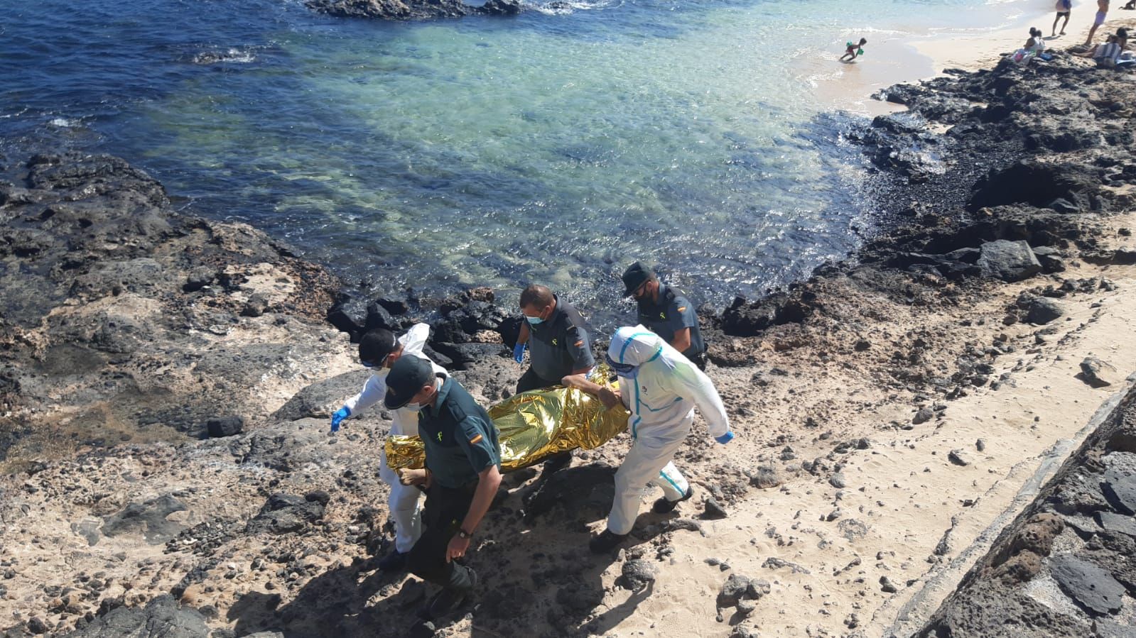 Una patera llega por sus propios medios a la playa de El Jablillo, en Costa Teguise