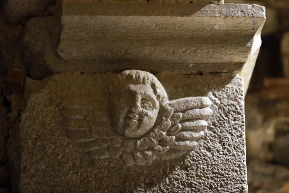 Una botiga de Girona troba dos angelets tallats en pedra sobre la muralla medieval