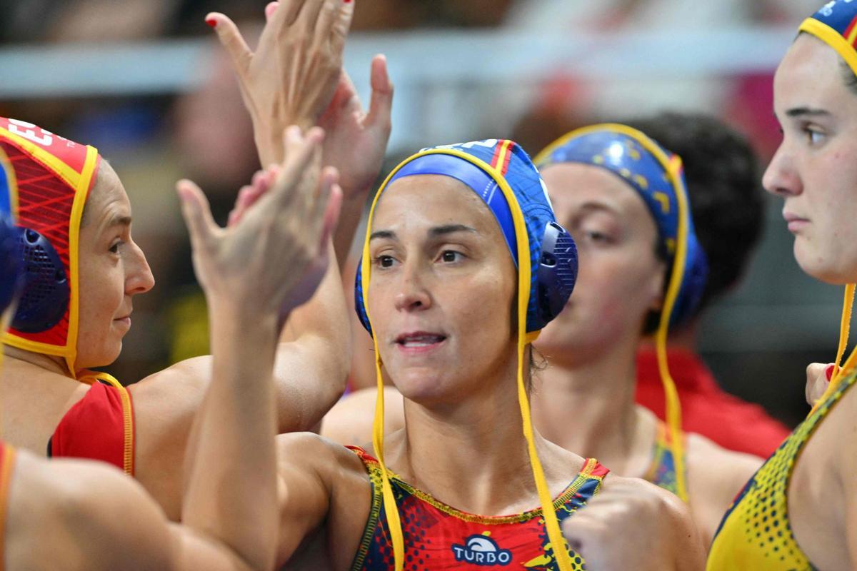 Pili Peña, junto a sus compañeras Lauras Ester y Paula Leitón, en los Juegos de París.