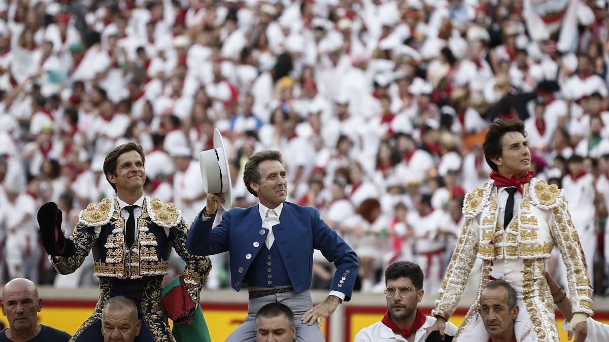El Julio, Hermoso y Roca, a hombros en Pamplona.