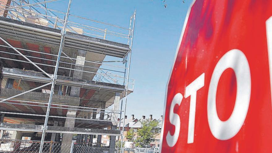 Una señal de “stop” delante de una obra de viviendas   | // JUAN CARLOS HIDALGO