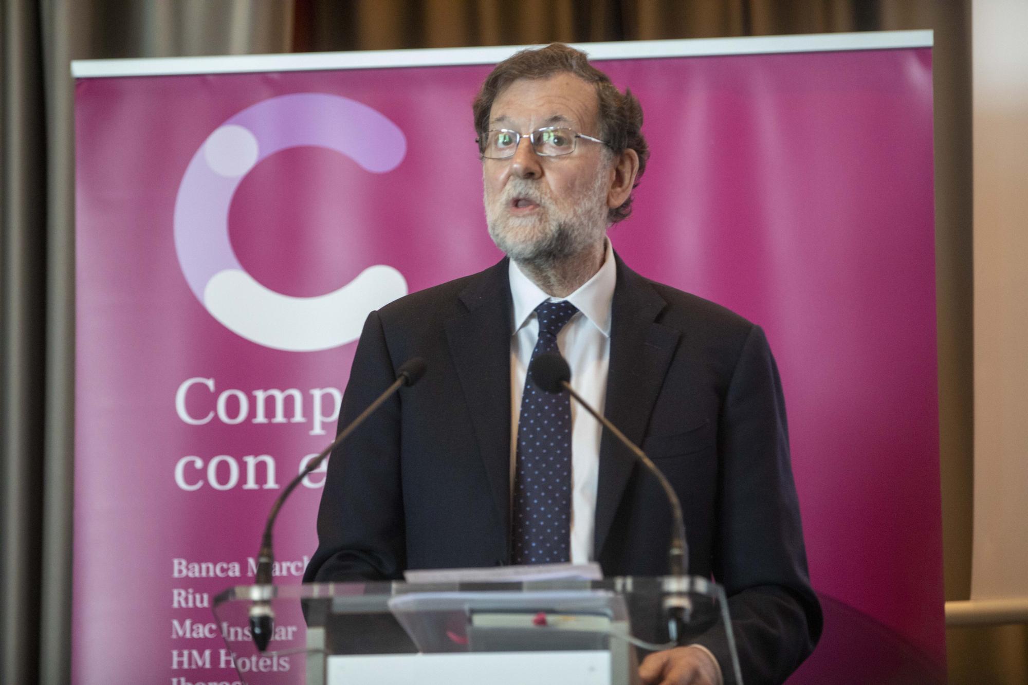 Rajoy, en Palma: "Por fortuna seguimos teniendo bipartidismo y rey"