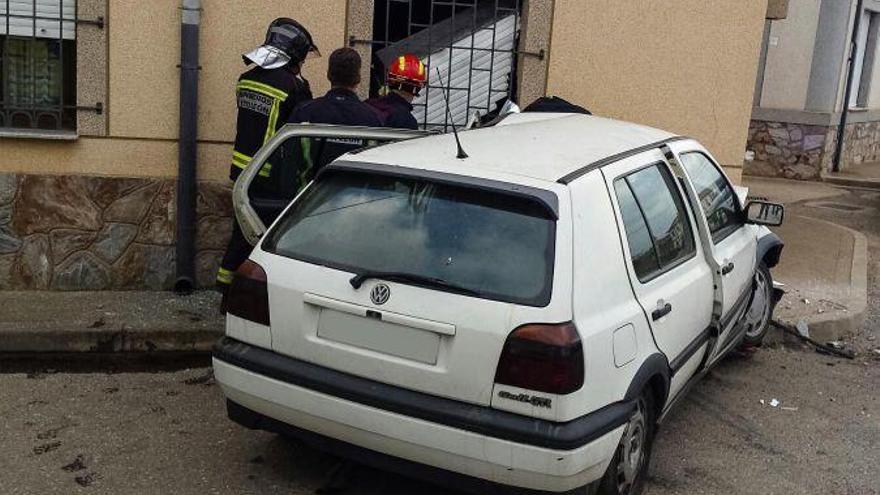 Un herido tras empotrarse el turismo que conducía contra una casa en León