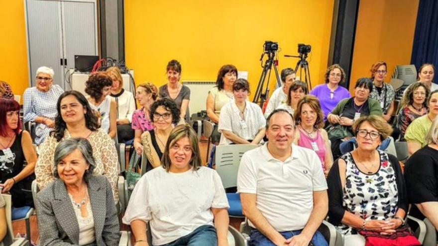 Las emprendedoras asturianas se dan cita en Villaviciosa en una feria con treinta stands y numerosos talleres