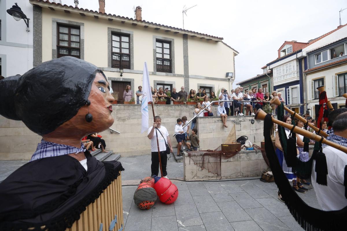 EN IMÁGENES: Pasacalles marinero por las fiestas del Carmen de Luanco.