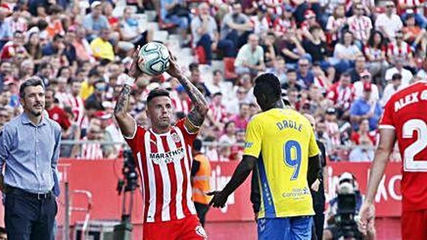 Juan Carlos Unzué observa Aday com serveix un «out» durant el partit contra el Las Palmas.