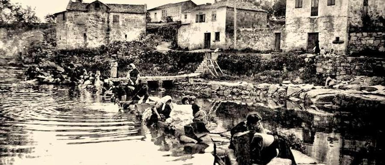 Mujeres lavando en el río en 1907, en la zona del muiño de Victor Soler. // Novás Rarís/ Archivo José Pidre