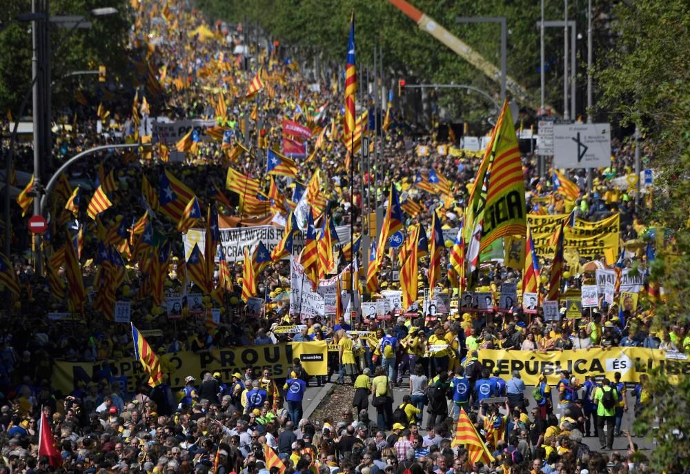 Miles de personas exigen la libertad de los presos independentistas en Barcelona
