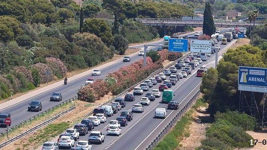 Atascos de más de 10 kilómetros en la A-49 hacia Huelva y retenciones en Los Palacios sentido Cádiz