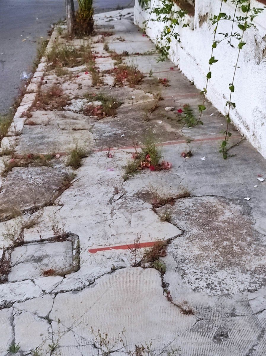 Los vecinos de la Canyada piden una actuación de urgente en sus aceras