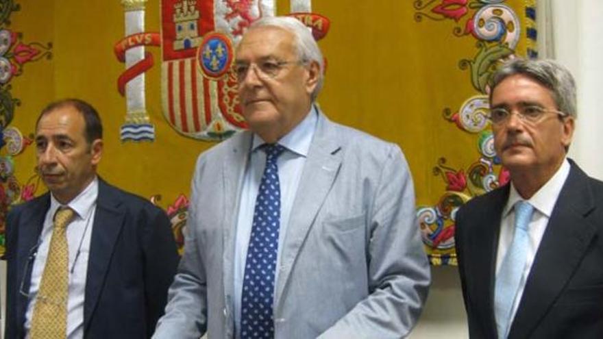 El subdelegado del Gobierno en Málaga, Jorge Hernández Mollar, (en el centro) en rueda de prensa.