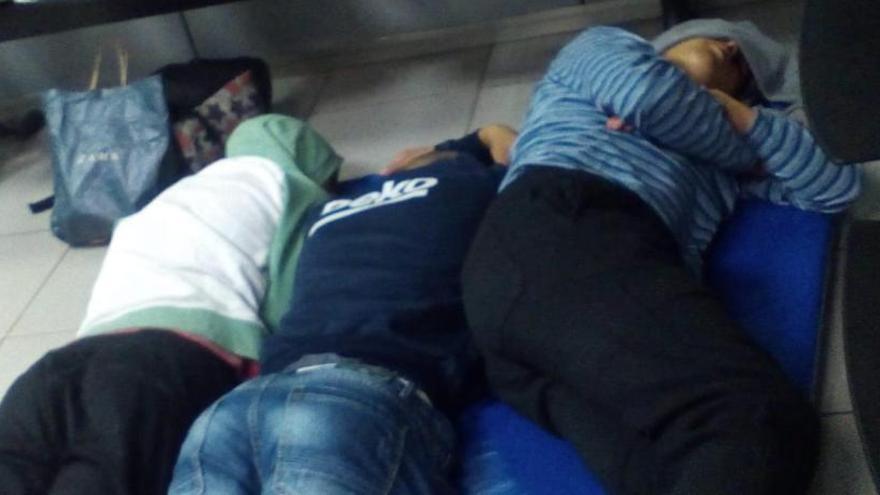 Menors dormint a una comissaria de Barcelona.