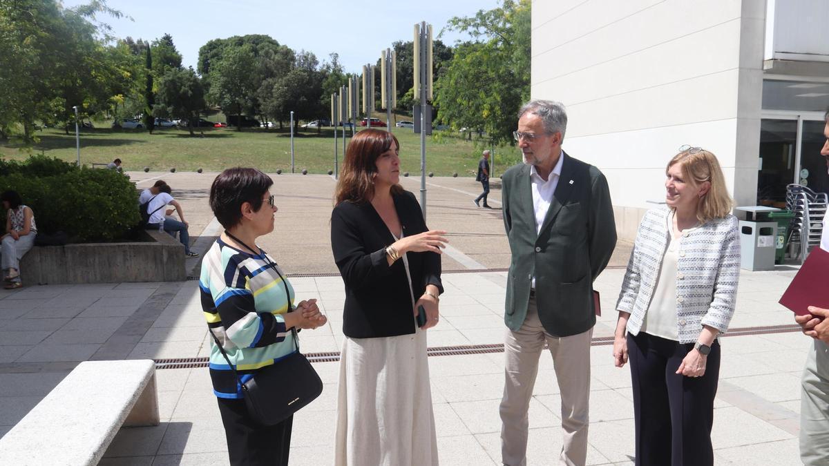 La consellera de Recerca i Universitats, Núria Montserrat, parla amb el rector de la UdG, Josep Calbó, i la coordinadora de les PAU a la UdG, Manuela Hidalgo, davant de la Facultat de Ciències Econòmiques de la UdG