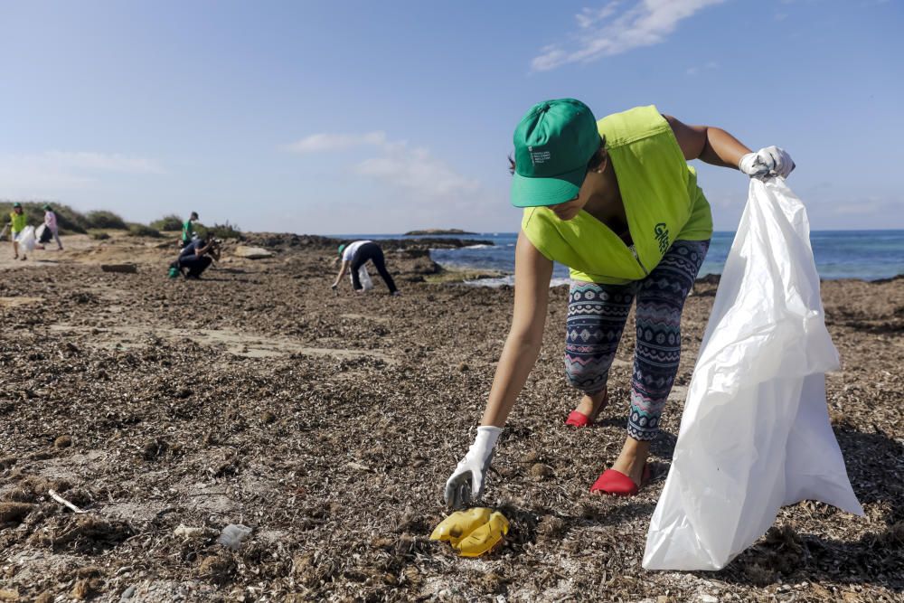 Voluntarios retiran 130 kilos de residuos en Es Carnatge