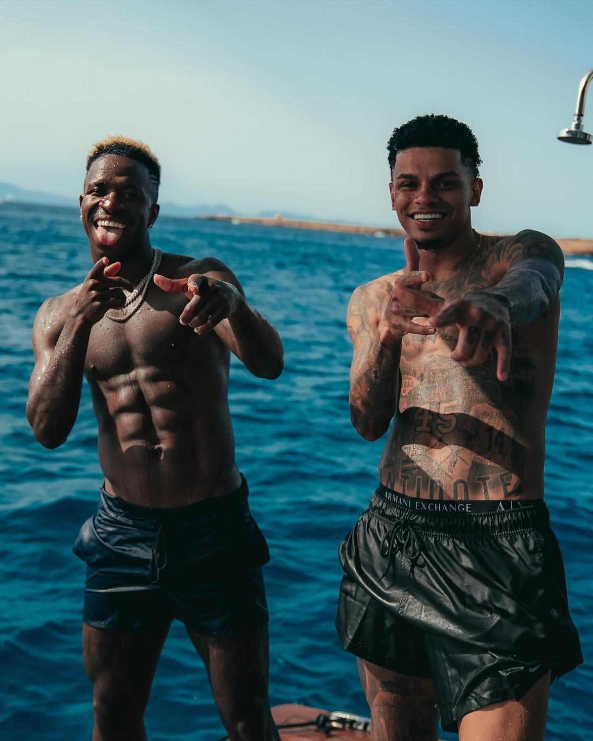 Vinicus con su amigo McManeirinho de vacaciones.