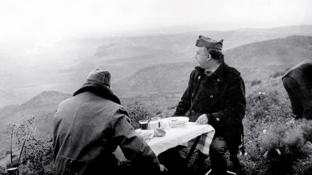 Franco y el general Fidel Dávila, en el Coll del Moro (Gandesa) durante la batalla del Ebro, en el otoño de 1938.