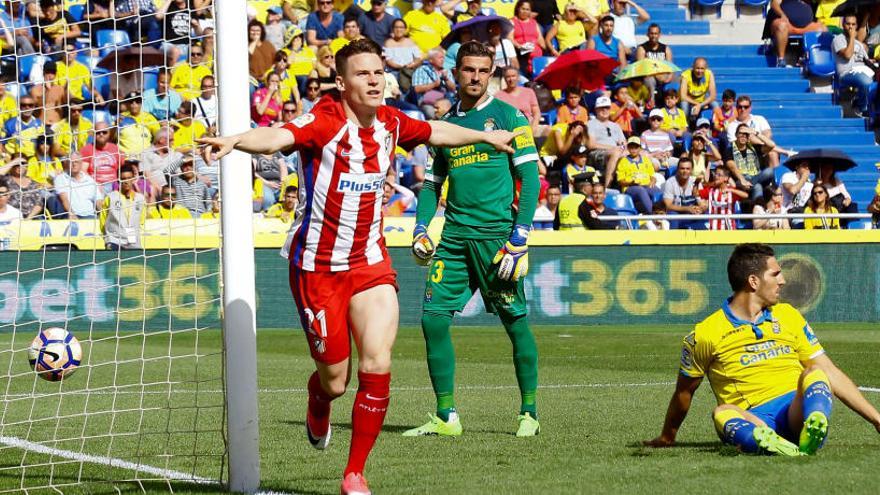 Gameiro celebra uno de sus dos goles.